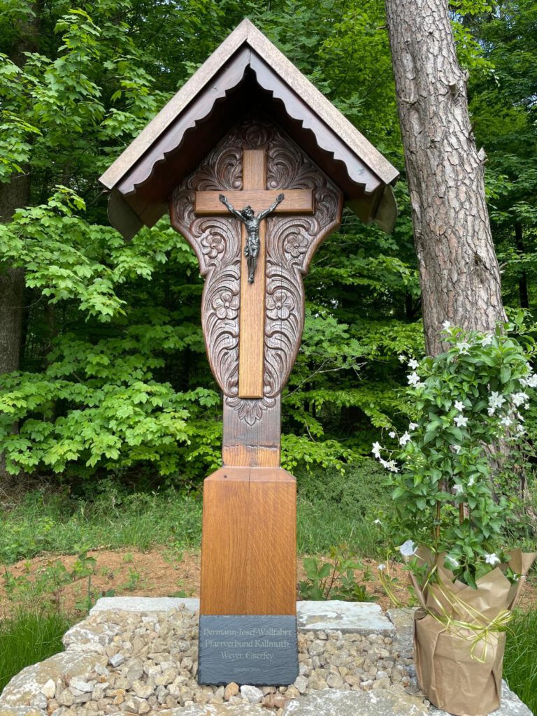 Das Kreuz mit Hinweistafel am neuen Rastplatz der Hermann-Josef-Pilger in der Nähe des Keldenicher Brandenbusch-Hofes wurde von der Weyer Familie Wassong gestiftet. Foto: M. Werner/pp/Agentur ProfiPress