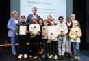 Vom Land geehrt mit dem „NRW-Preis für Kulturelle Bindung 2025“ in der Kategorie „Schule“: in Kooperation mit der gestaltenden Künstlerin Alex Rix gewann die Katholische Grundschule Mechernich einen der drei Hauptpreise, dotiert mit 20.000 Euro. Foto: MKW NRW/Meike Schrömbgens/pp/ProfiPress