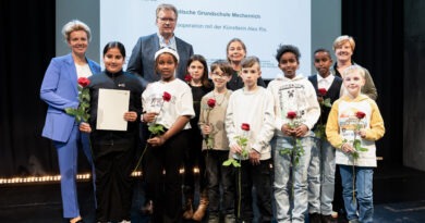 Vom Land geehrt mit dem „NRW-Preis für Kulturelle Bindung 2025“ in der Kategorie „Schule“: in Kooperation mit der gestaltenden Künstlerin Alex Rix gewann die Katholische Grundschule Mechernich einen der drei Hauptpreise, dotiert mit 20.000 Euro. Foto: MKW NRW/Meike Schrömbgens/pp/ProfiPress