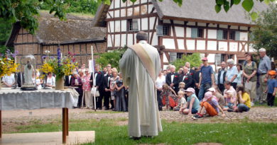 Archivbild von der Maiandacht vor dem Schützendorfer Kapellchen im Freilichtmuseum. Am 7. Mai feiert die Kolpingfamilie Mechernich am Missionskreuz in Mechernich-Nord um 17 Uhr eine Maiandacht unter freiem Himmel. Archivfoto: pp/Agentur ProfiPress