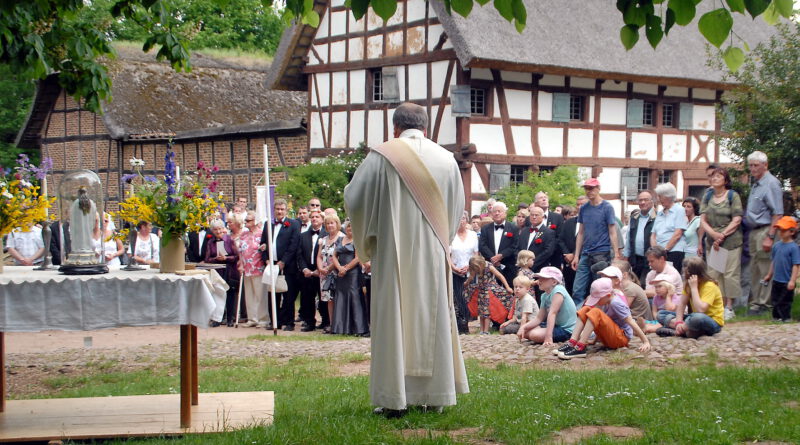 Archivbild von der Maiandacht vor dem Schützendorfer Kapellchen im Freilichtmuseum. Am 7. Mai feiert die Kolpingfamilie Mechernich am Missionskreuz in Mechernich-Nord um 17 Uhr eine Maiandacht unter freiem Himmel. Archivfoto: pp/Agentur ProfiPress