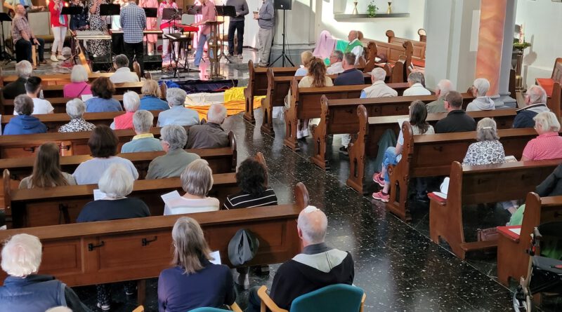 Der nächste Mutmach-Gottesdienst mit Chor und Band „Rainer Wahnsinn“ und Diakon Manni Lang am Sonntag, 18. Mai, um 17 Uhr in der Pfarrkirche St. Rochus in Strempt ist dem engelsgleichen göttlichen Beistand durch verborgene Kräfte gewidmet. Foto: Sabine Roggendorf/pp/Agentur ProfiPress