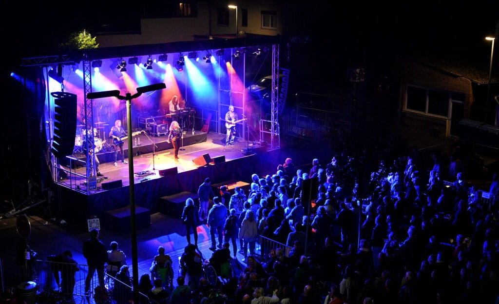 Mit beeindruckender Lichtshow und noch beeindruckenderen Coverversionen bekannter Rocksongs aus den 1970er und 80er-Jahren sorgte „Rockwood“ für Stimmung bis in die Nacht. Foto: Henri Grüger/pp/Agentur ProfiPress