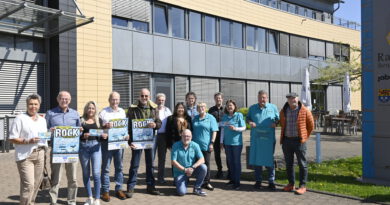 Mit Liebe zum Rock und zur Stadt: Passend zum 50-jährigen Jubiläum der Stadt Mechernich läuft das Organisationsteam des „Rock am Rathaus e.V.“ zur Topform auf. Am 17. Mai sorgen die Cover-Bands „Männer von Flake“, „Udopie“ und „Rockwood“ für „eine unvergessliche Rock-Nacht“. Foto: Henri Grüger/pp/Profi Press
