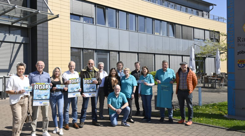 Mit Liebe zum Rock und zur Stadt: Passend zum 50-jährigen Jubiläum der Stadt Mechernich läuft das Organisationsteam des „Rock am Rathaus e.V.“ zur Topform auf. Am 17. Mai sorgen die Cover-Bands „Männer von Flake“, „Udopie“ und „Rockwood“ für „eine unvergessliche Rock-Nacht“. Foto: Henri Grüger/pp/Profi Press