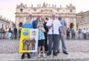 Vor dem Petersdom (v.l.): Laurenz, Hermann, Lukas, Konstantin, Melanie, Hermann-Josef und Sebastian Pönsgen, die die Ereignisse um die jüngste Papstwahl per Streaming über #StLaurentius.digital auch nach Mechernich und Marmagen übertrugen. Foto: Privat/pp/Agentur ProfiPress