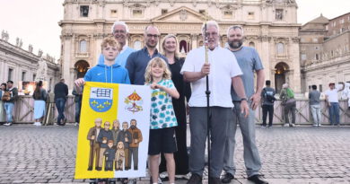 Vor dem Petersdom (v.l.): Laurenz, Hermann, Lukas, Konstantin, Melanie, Hermann-Josef und Sebastian Pönsgen, die die Ereignisse um die jüngste Papstwahl per Streaming über #StLaurentius.digital auch nach Mechernich und Marmagen übertrugen. Foto: Privat/pp/Agentur ProfiPress