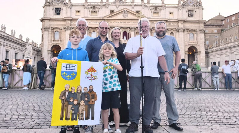 Vor dem Petersdom (v.l.): Laurenz, Hermann, Lukas, Konstantin, Melanie, Hermann-Josef und Sebastian Pönsgen, die die Ereignisse um die jüngste Papstwahl per Streaming über #StLaurentius.digital auch nach Mechernich und Marmagen übertrugen. Foto: Privat/pp/Agentur ProfiPress