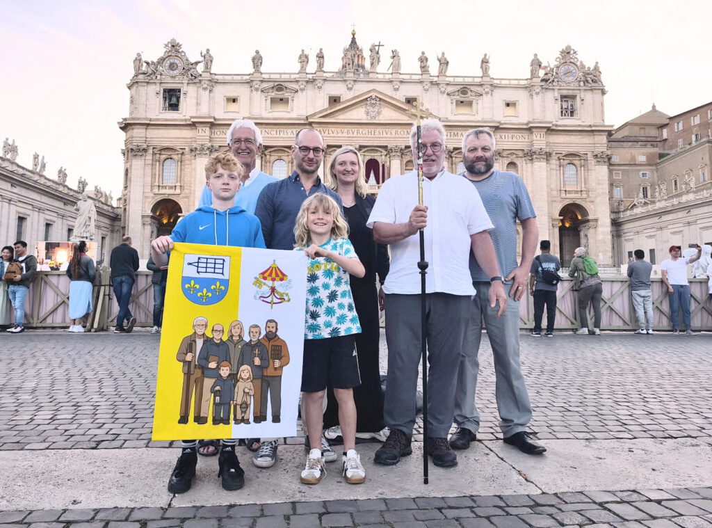 Vor dem Petersdom (v.l.): Laurenz, Hermann, Lukas, Konstantin, Melanie, Hermann-Josef und Sebastian Pönsgen, die die Ereignisse um die jüngste Papstwahl per Streaming über #StLaurentius.digital auch nach Mechernich und Marmagen übertrugen. Foto: Privat/pp/Agentur ProfiPress