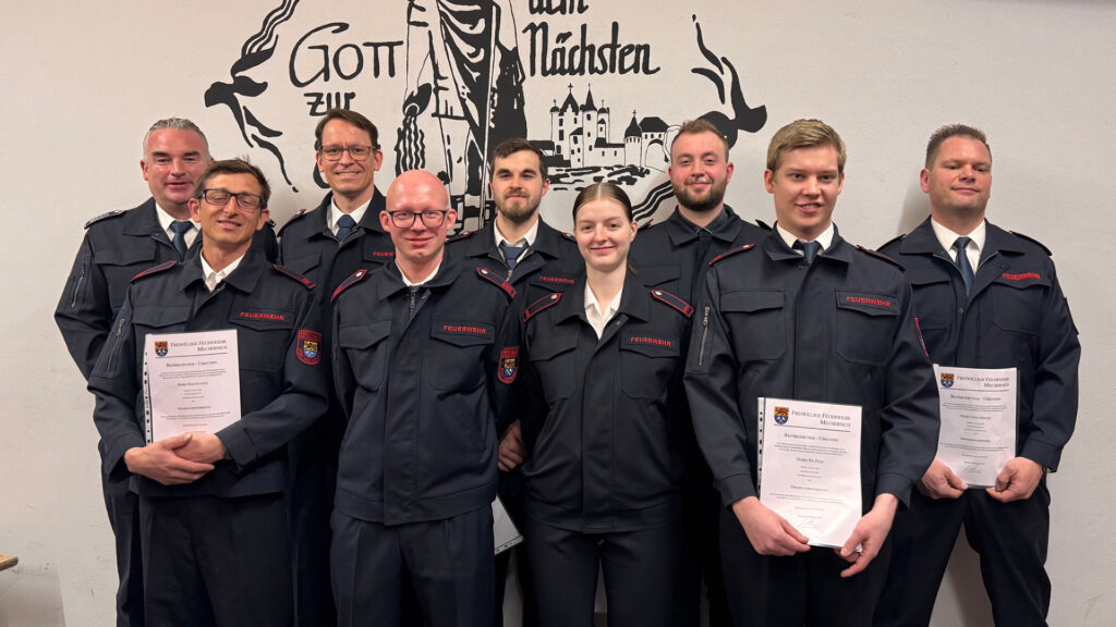 Jens Schreiber (l.), Leiter der Feuerwehr der Stadt Mechernich, lobte zu Beginn ausdrücklich das Engagement der Löschgruppe und freute sich mit den beförderten Kameraden. Foto: Marco Kaudel/pp/Agentur ProfiPress