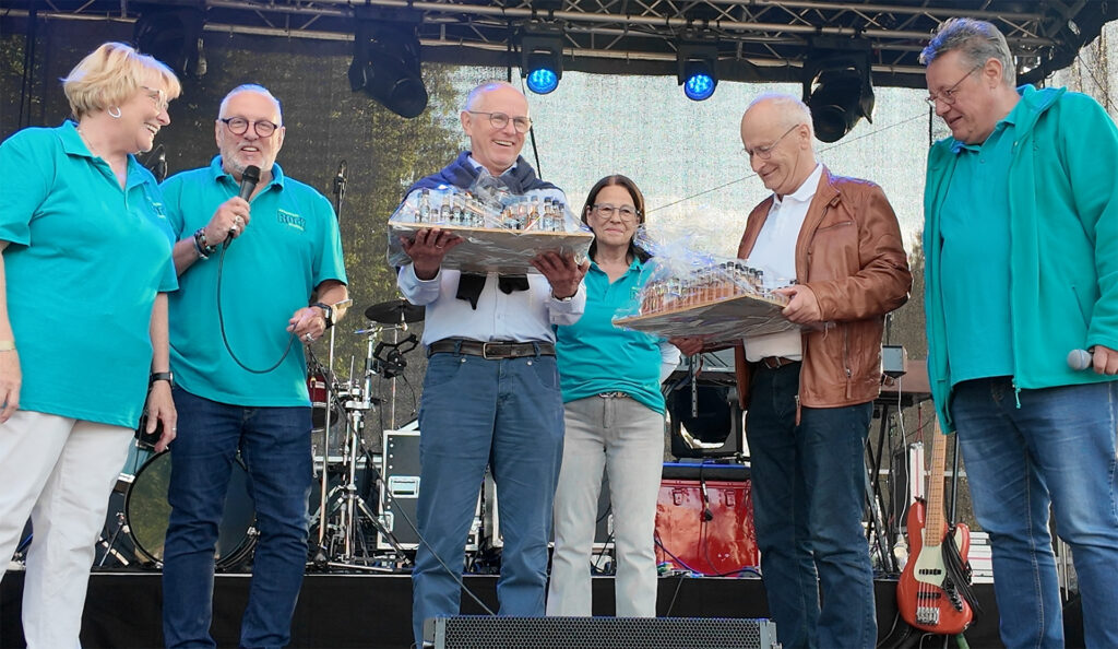Ralf Claßen (3. v. l.) von der „Mechernich Stiftung“ und Bürgermeister Dr. Hans-Peter Schick (2. v. r.) bekamen vom Orga-Team des „Mechernicher Rock am Rathaus e.V.“, bestehend aus (v. l.) Magret Eich, Reinhard Kijewski, Petra Himmrich und Michael Sander, Präsente zum Dank in flüssiger Form. Foto: Henri Grüger/pp/Agentur ProfiPress