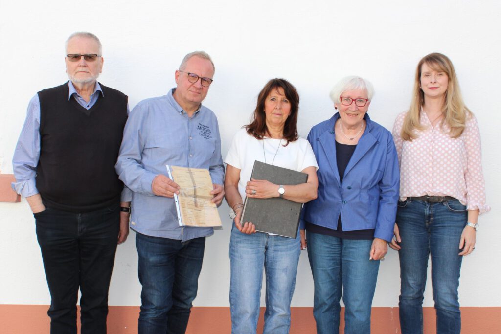Ein Stolperstein für Veronika Höger aus Voißel: Dafür haben sich Enkelin Sabine Heiders (M.) sowie Wolfgang Freier (v. l.), Rainer Schulz, Gisela Freier und Elke Höver von der Projektgruppe "Forschen - Gedenken - Handeln" eingesetzt. Foto: Kerstin Rottland/pp/Agentur ProfiPress