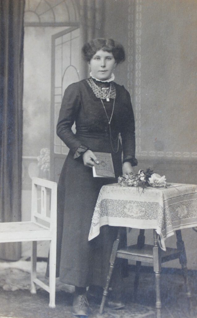 Das einzige Foto von Veronika Höger wurde vermutlich am Tag ihrer Hochzeit aufgenommen, dafür sprechen Tischschmuck und Stammbuch. Ihre Enkelin hütet es wie einen Schatz. Repro: Kerstin Rottland/pp/Agentur ProfiPress