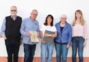 Ein Stolperstein für Veronika Höger aus Voissel: Dafür haben sich Enkelin Sabine Heiders (M.) sowie Wolfgang Freier (v.l.), Rainer Schulz, Gisela Freier und Elke Höver von der Projektgruppe „Forschen – Gedenken – Handeln“ eingesetzt. Foto: Kerstin Rottland/pp/Agentur ProfiPress