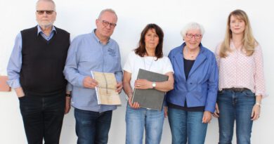 Ein Stolperstein für Veronika Höger aus Voissel: Dafür haben sich Enkelin Sabine Heiders (M.) sowie Wolfgang Freier (v.l.), Rainer Schulz, Gisela Freier und Elke Höver von der Projektgruppe „Forschen – Gedenken – Handeln“ eingesetzt. Foto: Kerstin Rottland/pp/Agentur ProfiPress