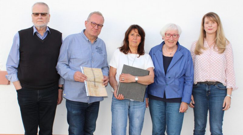 Ein Stolperstein für Veronika Höger aus Voissel: Dafür haben sich Enkelin Sabine Heiders (M.) sowie Wolfgang Freier (v.l.), Rainer Schulz, Gisela Freier und Elke Höver von der Projektgruppe „Forschen – Gedenken – Handeln“ eingesetzt. Foto: Kerstin Rottland/pp/Agentur ProfiPress