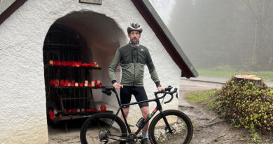 Thomas Hochgürtel, der Initiator der Decke-Tönnes-Bergfahrt zugunsten des Wohn- und Betreuungsverbundes Haus Sonne, am Ziel der Auffahrten möglichst vieler Mitradler am Samstag, 24. Mai. Foto: Haus Sonne/pp/Agentur ProfiPress