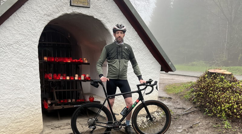 Thomas Hochgürtel, der Initiator der Decke-Tönnes-Bergfahrt zugunsten des Wohn- und Betreuungsverbundes Haus Sonne, am Ziel der Auffahrten möglichst vieler Mitradler am Samstag, 24. Mai. Foto: Haus Sonne/pp/Agentur ProfiPress