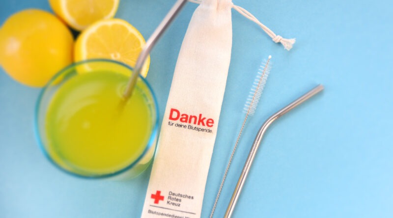 Der Rotkreuz-Kreisverband Euskirchen und der DRK-Blutspendedienst West rufen zu zwei Blutspende-Terminen im Mai auf. Geschenkt gibt´s hier ein Trinkhalm-Set aus Metall. Symbolbild: DRK/pp/Agentur ProfiPress