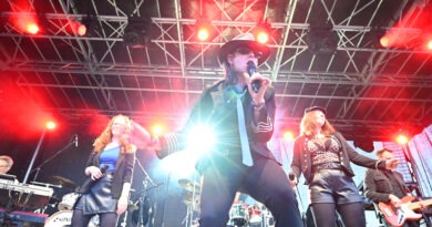 „Udopie“, eine Hommage an den legendären Deutschrocker Udo Lindenberg, spielte dieses Jahr gemeinsam mit „Rockwood“ und den „Männern von Flake“ bei „Rock am Rathaus“ in Mechernich. Foto: Henri Grüger/pp/Agentur ProfiPress