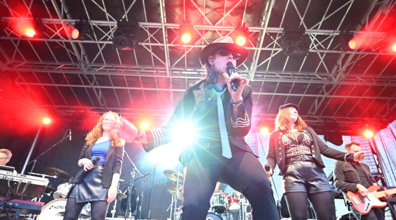„Udopie“, eine Hommage an den legendären Deutschrocker Udo Lindenberg, spielte dieses Jahr gemeinsam mit „Rockwood“ und den „Männern von Flake“ bei „Rock am Rathaus“ in Mechernich. Foto: Henri Grüger/pp/Agentur ProfiPress