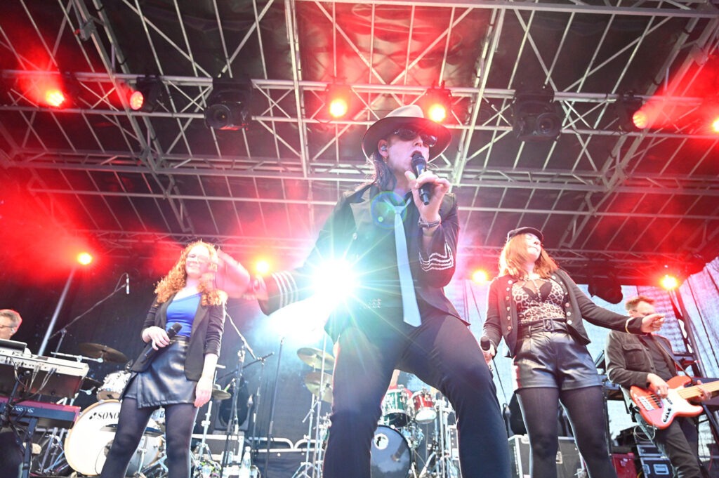 „Udopie“, eine Hommage an den legendären Deutschrocker Udo Lindenberg, spielte dieses Jahr gemeinsam mit „Rockwood“ und den „Männern von Flake“ bei „Rock am Rathaus“ in Mechernich. Foto: Henri Grüger/pp/Agentur ProfiPress