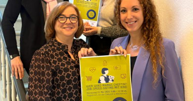 Unter dem Motto „Wer wird Mamas neuer Chef?“ findet am 15. Mai wieder ein „Job-Speed-Dating“ im „Hugodrom“ in der Firmenicher „Freizeitfabrik Zikkurat“ statt. Organisiert haben dies Christina Johanny, Sandra Schmitz, Hannah Offermanns und Laura Meyer. Foto: Privat/pp/Agentur ProfiPress