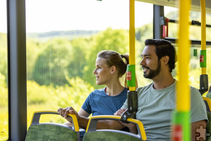 Busse der RVK Köln machen Wandern und Natur erleben mit ÖPNV in der Nordeifel schmackhaft. Foto: Dominik Ketz/Eifel Tourismus GmbH/pp/Agentur ProfiPress