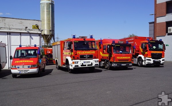Eine gemeinsame ABC-Übung absolvierten Feuerwehrkräfte aus Mechernich und Zülpich gemeinsam mit der Werksfeuerwehr im Chemiepark Knapsack Hürth. Sie fuhren mit mehreren Fahrzeugen im Konvoi zum Einsatzort. Foto: Feuerwehr/pp/Agentur ProfiPress