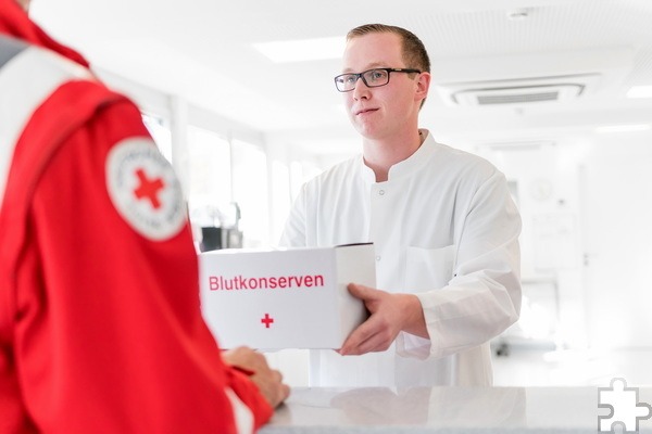 Der Rotkreuz-Kreisverband Euskirchen und der DRK-Blutspendedienst West rufen zu gleich sieben Blutspende-Terminen im Mai und Juni auf. Geschenkt gibt´s hier ein Trinkhalm-Set aus Metall. Symbolbild: DRK/pp/Agentur ProfiPress