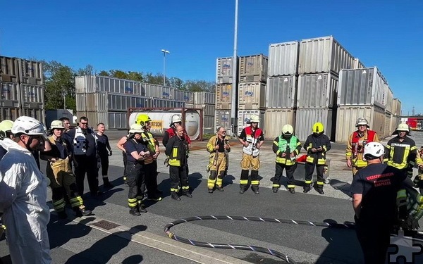 Besprechung vor der Übung: Man gingpsack nach der „GAMS-Regel“ vor, die besagt „Gefahr erkennen, absperren, Mensch retten, Spezialkräfte alarmieren“. Foto: Feuerwehr/pp/Agentur ProfiPress