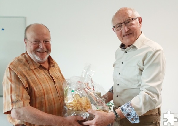 Ex-Kreispressereferent Herbert Born (r.), der den Verein „Haus Lebenshilfe“ über 25 Jahre lang geführt hatte, verabschiedet seinen Freund und Weggefährten Diakon Manni Lang. Foto: Dorothee Simons/NEW/pp/Agentur ProfiPress