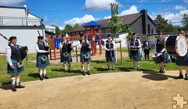 Am Schluss des offiziellen Teils marschierte eine original britische Dudelsackkapelle auf, die allerdings „nur“ aus Weilerswist kam, die „First Highlanders Drums and Pipes“. Vorne ist der Bouleplatz, im Hintergrund der Kinderspielplatz zu sehen. Foto: Manfred Lang/pp/Agentur ProfiPress