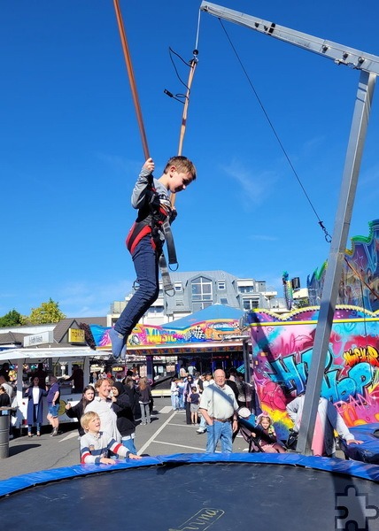Das Bungeejumping war neu und eine besondere Attraktion vor allem für Kinder und Jugendliche, im Hintergrund Hipp-Hopp-Dance und Autoscooter. Foto: Laura Stroh/pp/Agentur ProfiPress