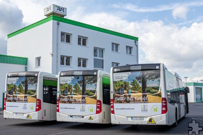 Die Busse wurden „mit einem großformatigen Wandermotiv ansprechend gestaltet, das Lust macht, in der Nordeifel die Wanderschuhe zu schnüren“. Foto: Regionalverkehr Köln GmbH/pp/Agentur ProfiPress