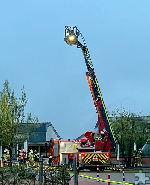 Zweck der Gemeinschaftsübung war es, Evakuierungsmaßnahmen, das so genannte „Anleitern“, mittels der Mechernicher Drehleiter zu üben. Foto: Feuerwehr/pp/Agentur ProfiPress