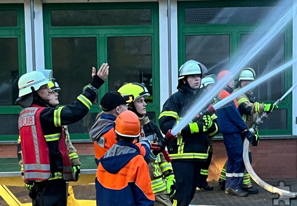 Mehrere C-Strahlrohre und zeitweise zusätzlich ein Wasserwerfer kamen bei der Gemeinschaftsübung der Löschgruppen Bleibuir und Mechernich an der Grundschule Lückerath zum Einsatz. Foto: Feuerwehr/pp/Agentur ProfiPress