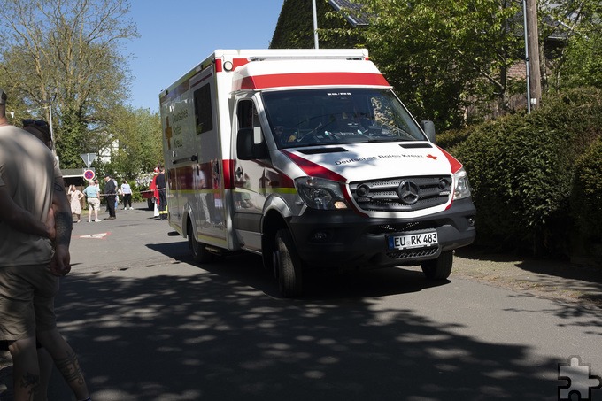 Für die Sicherheit beim Georgsritt sorgten Ehrenamtliche des DRK Kall, die Polizei und die Freiwillige Feuerwehr. Foto: Ronald Larmann/pp/Agentur ProfiPress