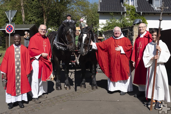 Father Patrick Mwanguhya (v.l.), Pfarrer Erik Pühringer, Pater Elias und Pfarrer i.R. Felix Dörpinghaus freuten sich mit Messdiener Stefan Schmitz und den Kaltblütern Thor und Zeus auf den Georgsritt. Foto: Ronald Larmann/pp/Agentur ProfiPress