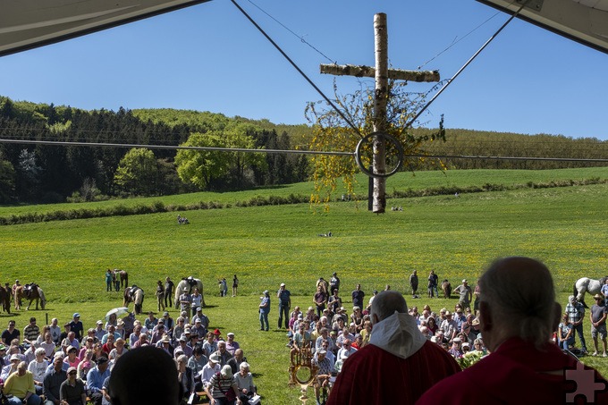 Das Kreuz im Zentrum feierten zahlreiche Gläubige auf der Wiese am Georgspütz zwischen Vollem und Urfey die heilige Messe. Foto: Ronald Larmann/pp/Agentur ProfiPress