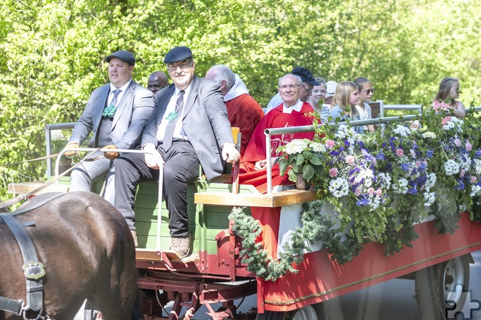 Auf dem Kutschbock lenken Kai Simons (l.) und Dietmar Evertz den Festwagen, Pfarrer i.R. Felix Dörpinghaus genießt die Fahrt ganz offensichtlich. Foto: Ronald Larmann/pp/Agentur ProfiPress