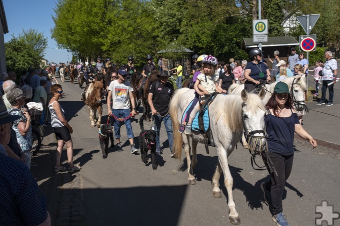 Zahlreiche Menschen säumten Kallmuths Straßen und bestaunten die Reiterprozession, bei der auch ganz junge Pilger mitritten. Foto: Ronald Larmann/pp/Agentur ProfiPress