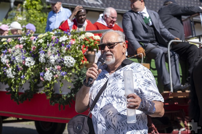 Ortsbürgermeister Robert Ohlerth freute sich über die zahlreichen Gläubigen, die zu Fuß oder zu Pferde am Georgsritt teilnahmen. Er dankte allen Helferinnen und Helfer für die getane Arbeit. Foto: Ronald Larmann/pp/Agentur ProfiPress