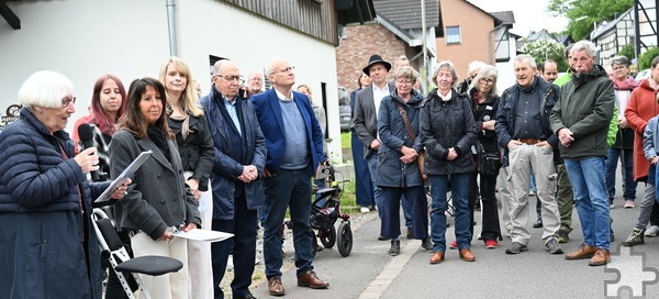 Gisela Freier (l.) von der Projektgruppe „Forschen – Gedenken – Handeln“ betonte, Stolpersteine würden nicht nur für jüdische Mitbürger verlegt, sondern für alle Opfergruppen der Nationalsozialisten. Veronika Höger geb. Heinen sei ebenso Katholikin gewesen, wie jene Priester und Priesteramtskandidaten, für die unlängst vor dem Priesterseminar in Trier Stolpersteine verlegt worden seien. Foto: Manfred Lang/pp/Agentur ProfiPress