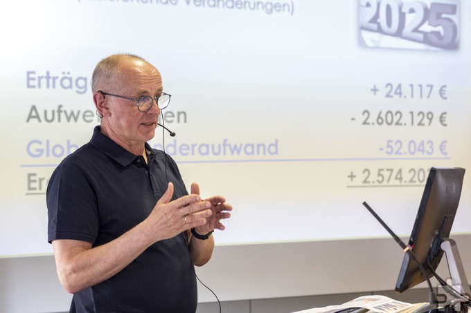 „Wir konnten den Haushalt gegenüber dem Entwurf um 2,57 Millionen Euro verbessern“, berichtete Kämmerer Ralf Claßen zu Beginn der Debatte über die Änderungen, die sich seit der Einbringung ergeben hatten. Foto: Ronald Larmann/pp/Agentur ProfiPress