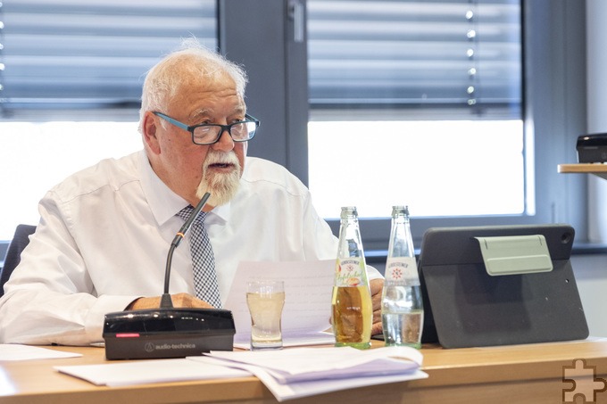 „Der Kreis bestellt die Musik und die Kommunen zahlen die Zeche“, sagte CDU-Fraktionschef Peter Kronenberg, der massive Kritik an der Haushaltspolitik des Landrats übte. Foto: Ronald Larmann/pp/Agentur ProfiPress