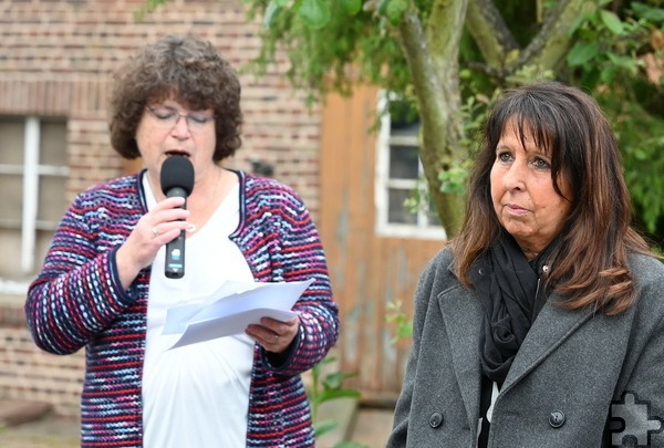 Kreisarchivarin Heike Pütz (l.) widmete sich in ihrer Ansprache dem Opferkreis, dem auch Veronika Höger angehörte, denunzierten Frauen, die Umgang mit ausländischen Zwangsarbeitern hatten. Dank Sabine Heiders (r.) und FA Heinens Recherchen sei sie bei weiteren Nachforschungen auf 21 andere Frauenschicksale im heutigen Kreisgebiet gestoßen. Foto: Manfred Lang/pp/Agentur ProfiPress
