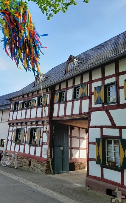 Der denkmalgeschützte Hof Thomas in Hostel lädt beim Hoffest am Wochenende des 24. und 25. Mai, jeweils ab 10 Uhr, zum Besuch ein. Im Innenhof bauen die Aussteller ihre kunsthandwerklichen Angebote in einem tollen Ambiente auf. Foto: Veranstalter/pp/Agentur ProfiPress