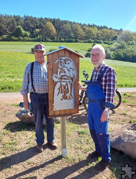 Hubert Hufschmidt (l.) und Gerhard Mayr-Reineke stellten am neuen Platz eine verkleinerte Abbildung des Denkmals der „Schmerzensmutter“ auf. Foto: Robert Ohlerth/pp/Agentur ProfiPress
