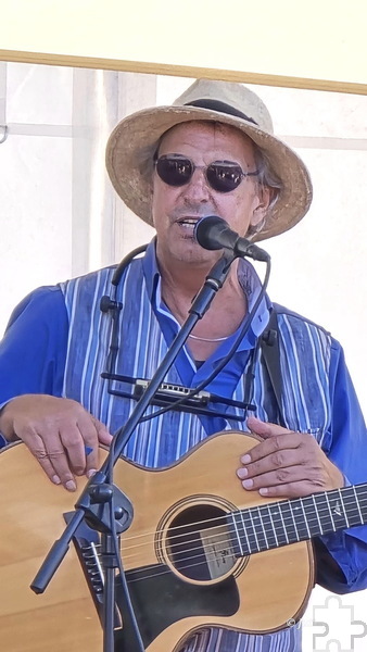 „Eifel-Gängster“ und „Wibbelstetz“ Günter Hochgürtel ist zurzeit wieder mit seinem Soloprogramm als „Eifeltroubadour“ unterwegs – zum Beispiel am 23. Mai ab 10.30 Uhr im Schleidener Sleidanuseck. Foto: Barbara Hochgürtel/pp/Agentur ProiPress